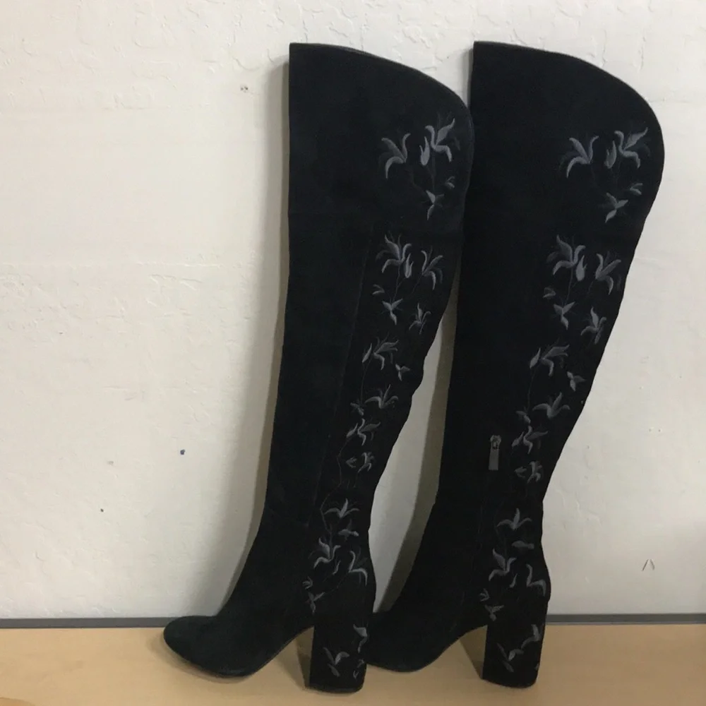 NWOB Kenneth Cole Claire Embroidered Suede Boots